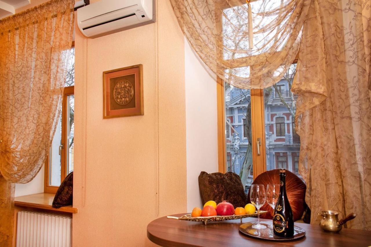 Mini-Hotel In The Very Heart Of Odessa Esterno foto